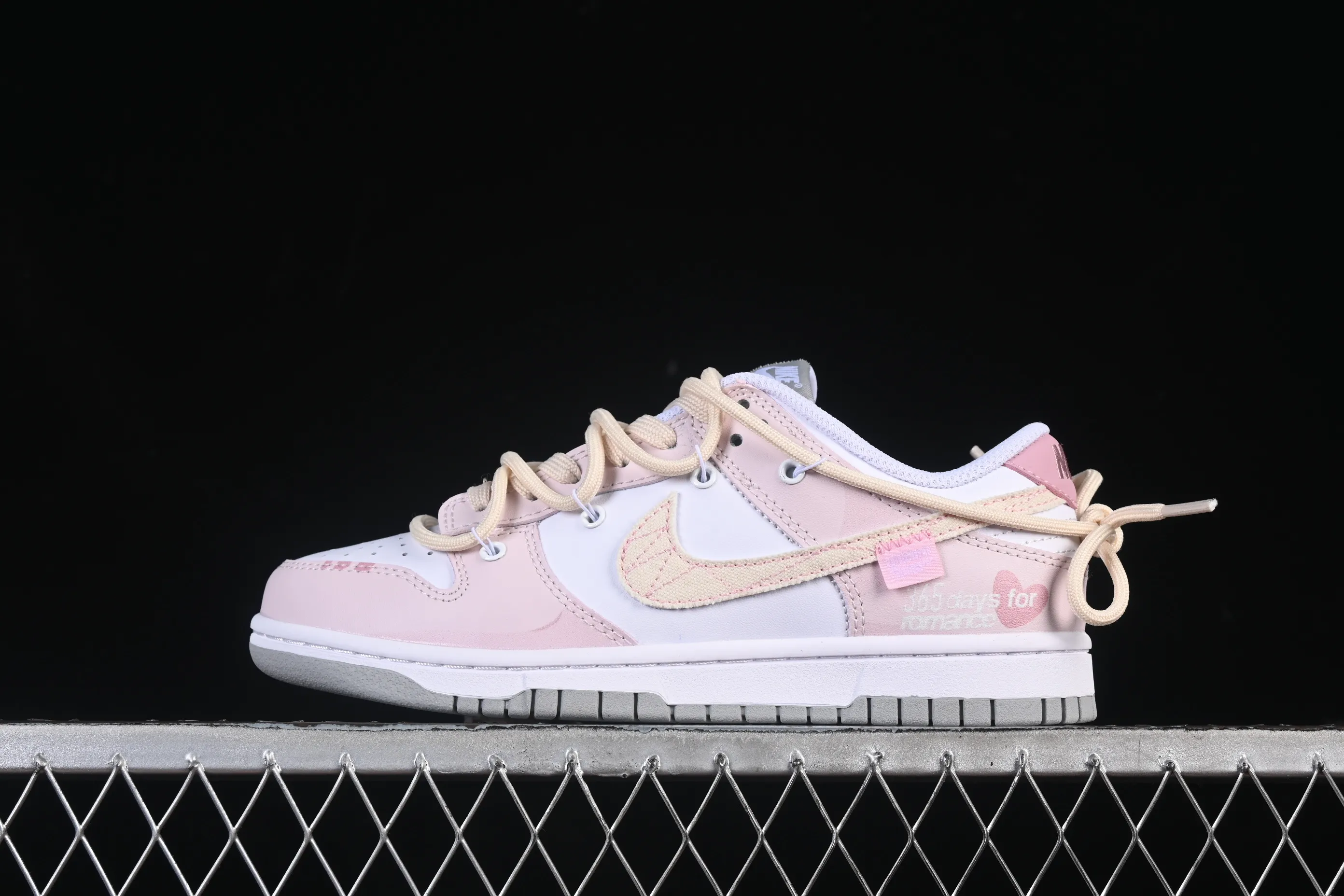 All categories Nk SB Dunk Series Nk SB Dunk Low High-end customized low-top sneakers Nike SB Dunk Low Valentine's Day pink straps low-top casual sneakers DD1391-103